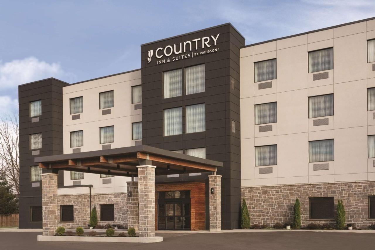 Country & By Radisson, Belleville, On 3*