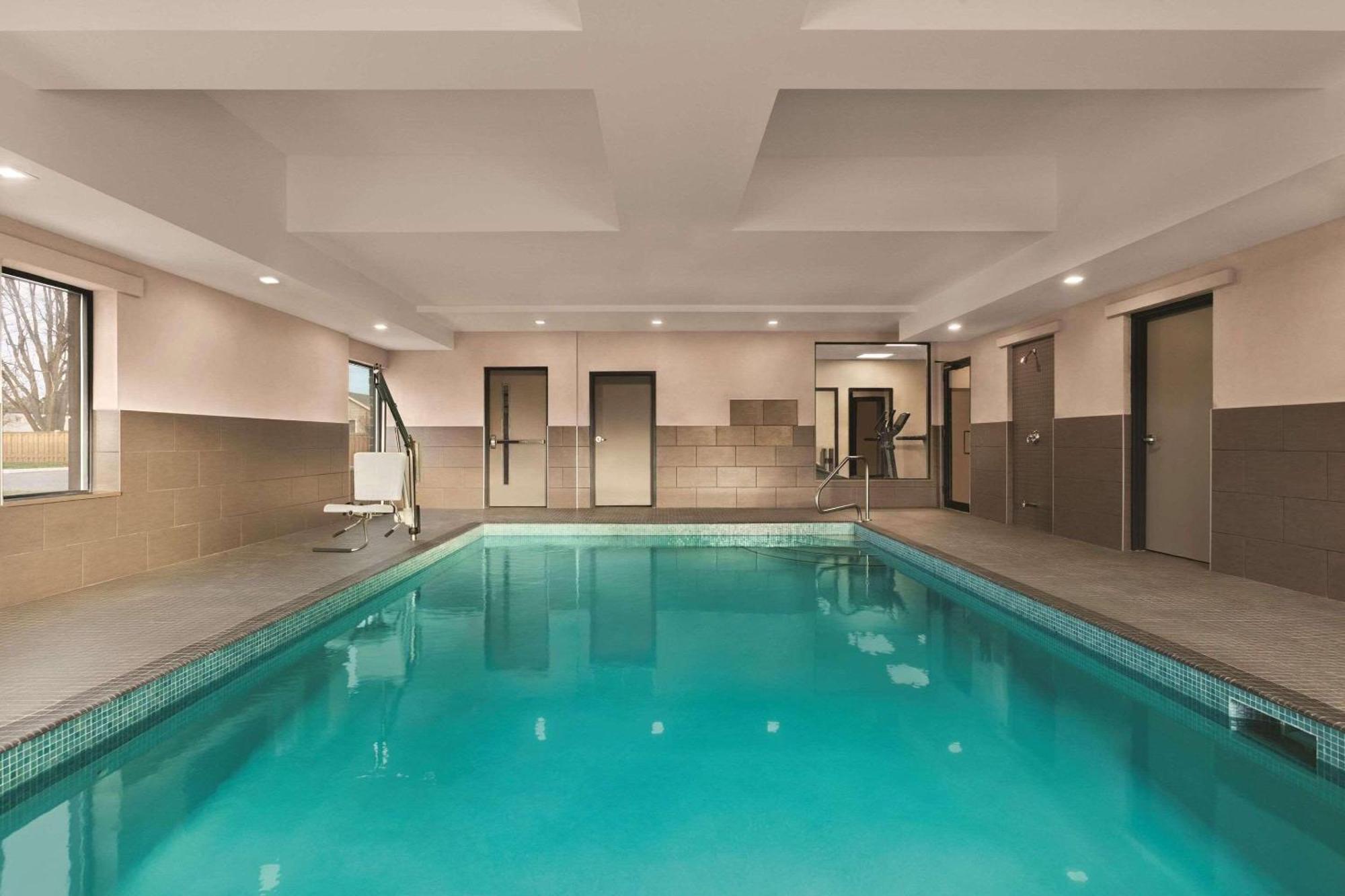Country & By Radisson, Belleville, On 3*