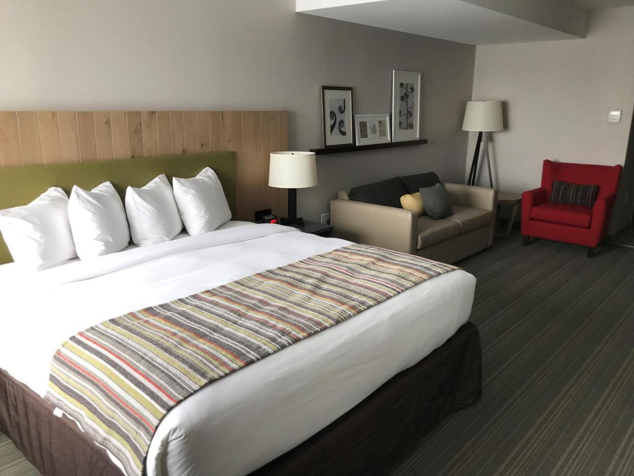 Country & By Radisson, Belleville, On 3*