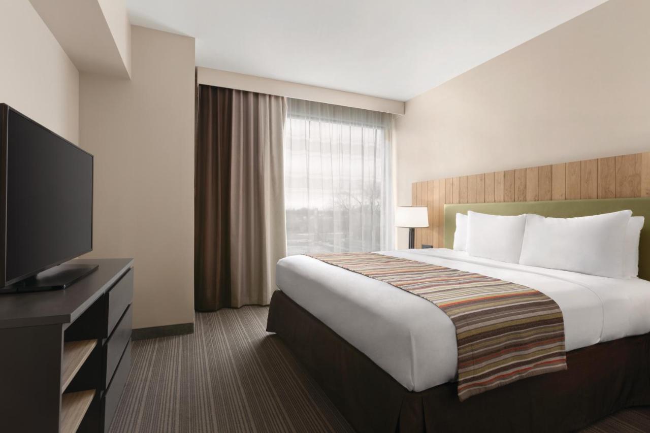 Country & By Radisson, Belleville, On