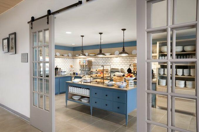 Country & By Radisson, Belleville, On 3*